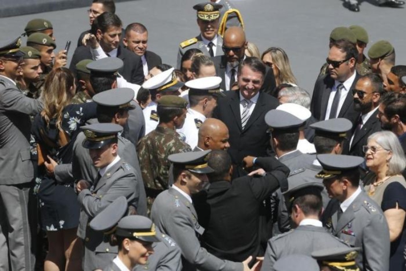 Bolsonaro. Na prática, Bolsonaro lidera um governo com forte matiz militar ungido nas urnas