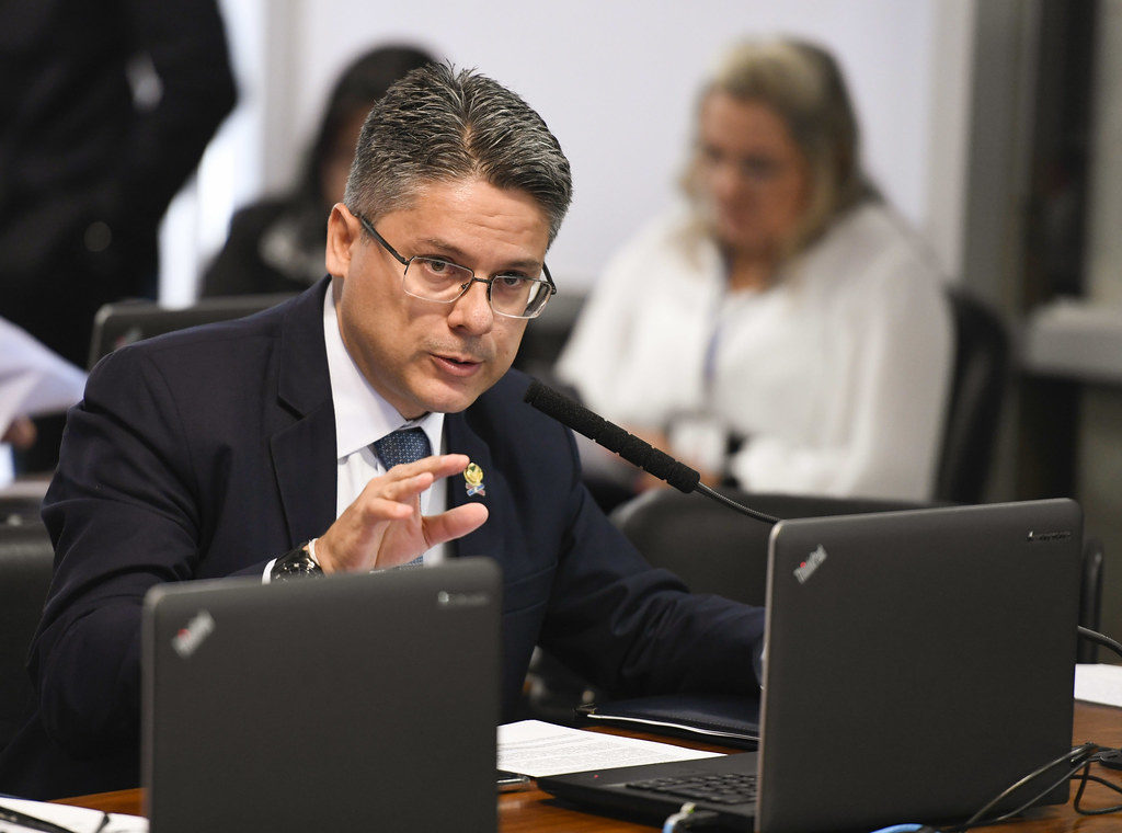 O senador Alessandro Vieira protocolou emenda substitutiva que visa barrar interesses individuais e orçamento secreto (foto: Edilson Rodrigues/Agência Senado)