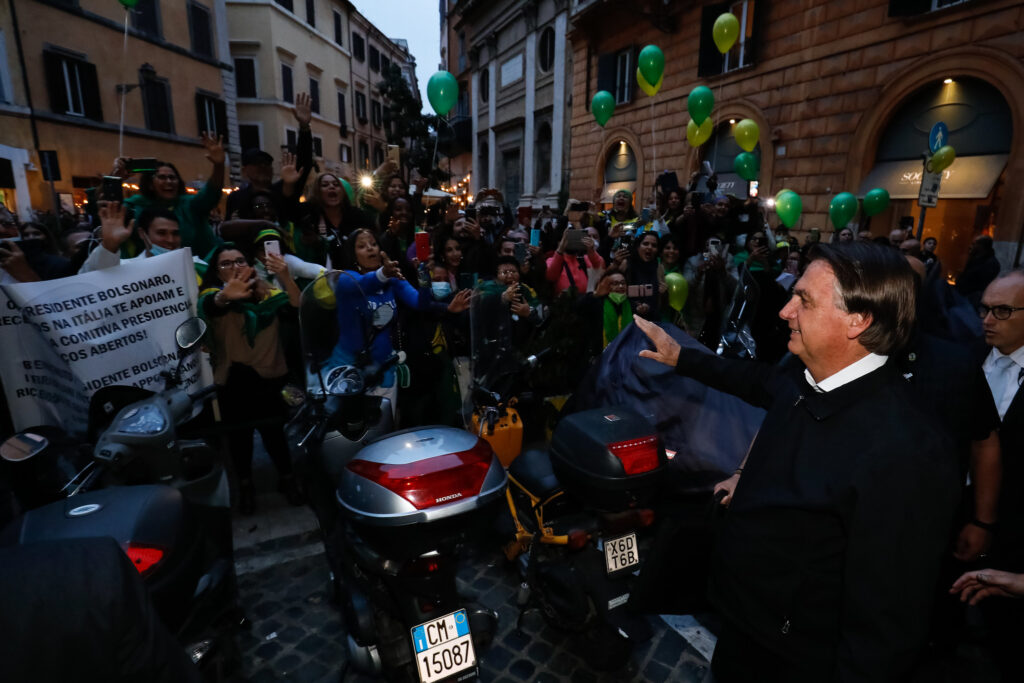 (Roma - Itália, 31/10/2021) Presidente da República, Jair Bolsonaro cumprimenta apoiadores na saída da Embaixada do Brasil em Roma. Foto: Alan Santos/PR