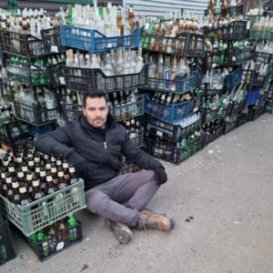 Arthur do Val posa para foto na Ucrânia ao lado de coquetéis molotov e bombas caseiras Foto: Reprodução/Twitter