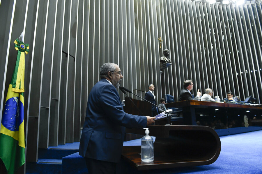 O senador Paulo Paim (PT-RS), relator do projeto das cotas, discursa em plenário. Foto: Marcos Oliveira/Agência Senado